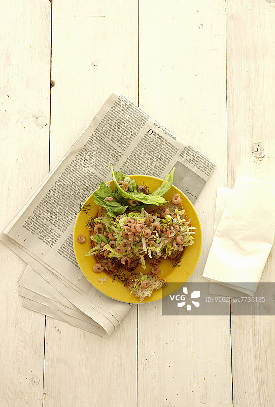 报纸上的蟹肉沙拉图片素材