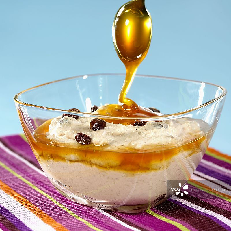 椰子奶油配葡萄干和蜂蜜图片素材