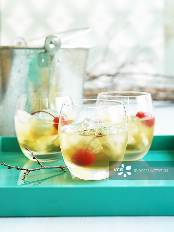 曼哈顿鸡尾酒与樱桃图片素材