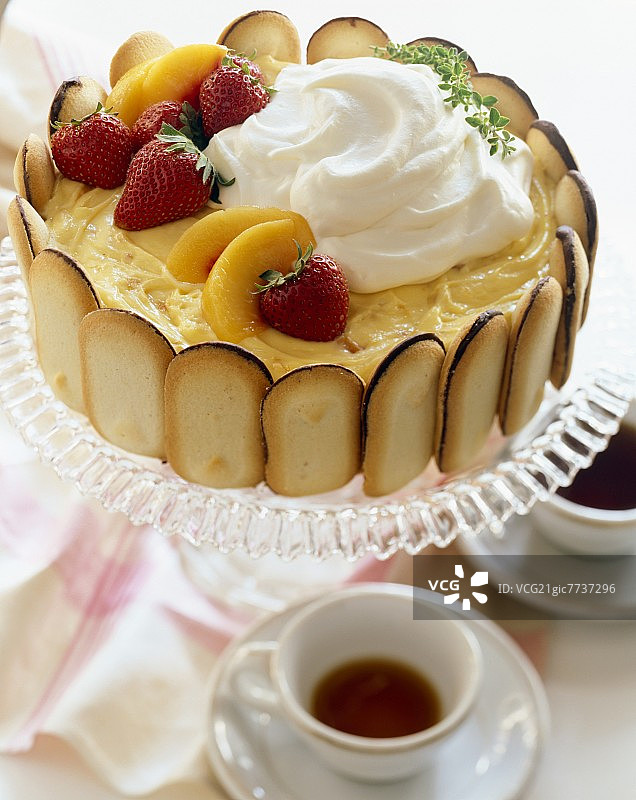 水果奶油米兰曲奇蛋糕与茶图片素材