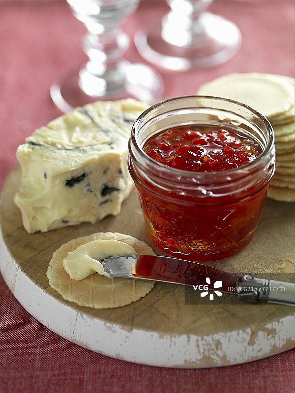 胡椒果冻、蓝纹奶酪和饼干图片素材