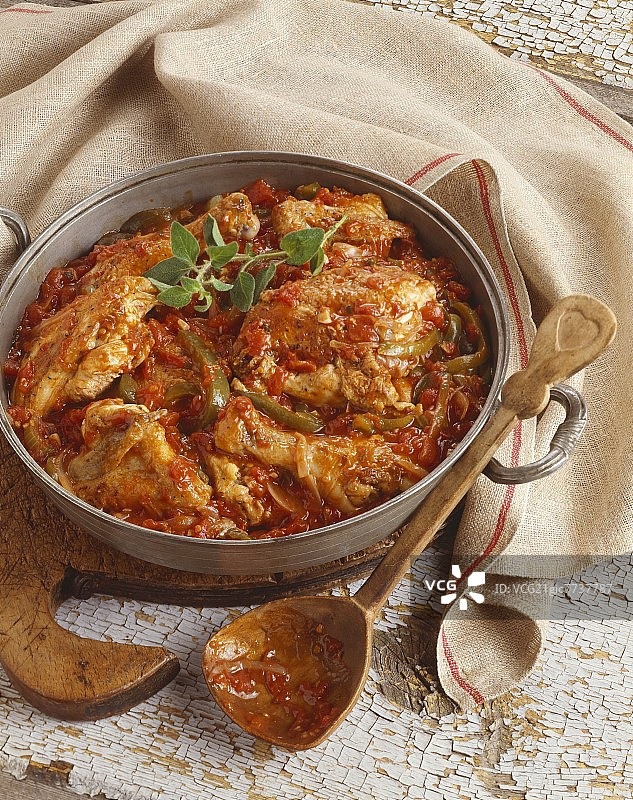 意式烩鸡配木勺图片素材