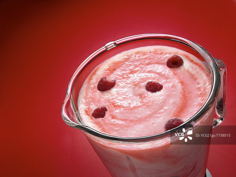 搅拌机中的覆盆子冰沙图片素材