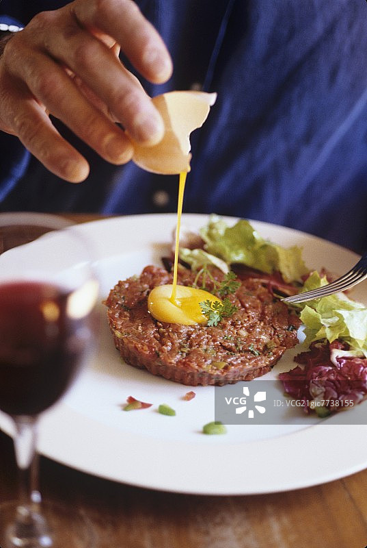 吃鞑靼牛肉图片素材