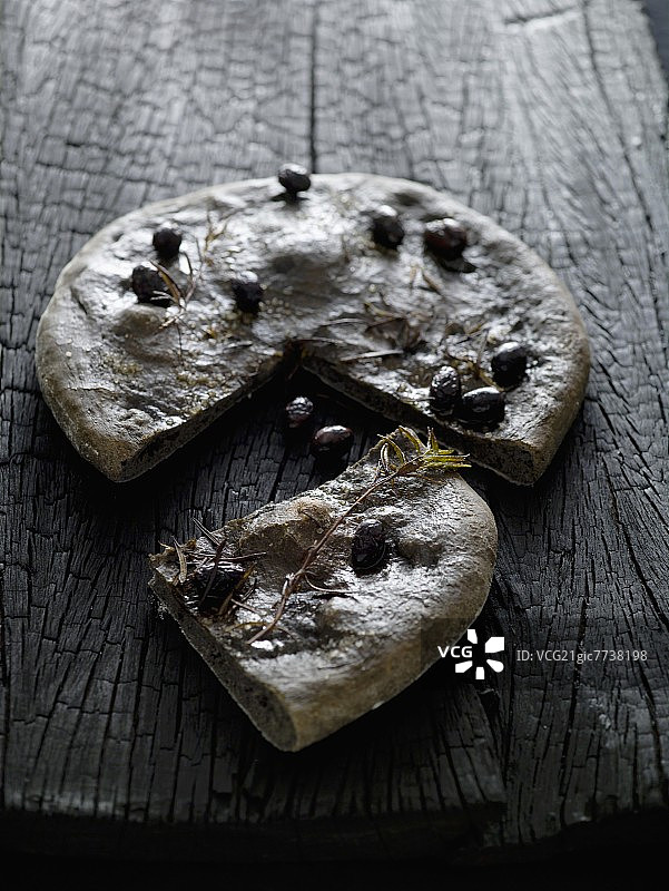 橄榄迷迭香黑佛卡夏面包图片素材