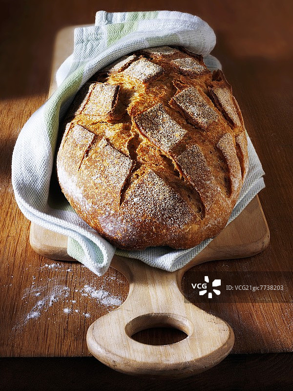 厨房用巾上的硬皮面包图片素材