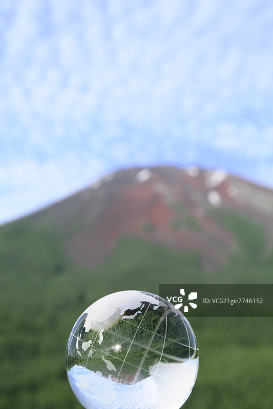 水晶地球仪与富士山图片素材