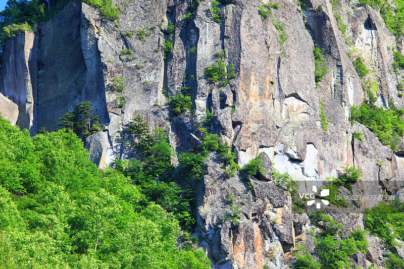 北海道大雪山国立公园的岩石悬崖图片素材