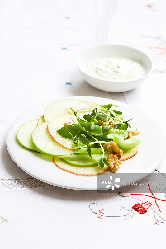 搭配糖脆豌豆的华尔道夫沙拉图片素材