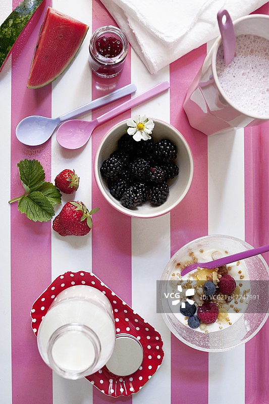 奶昔、浆果麦片和鲜牛奶早餐图片素材