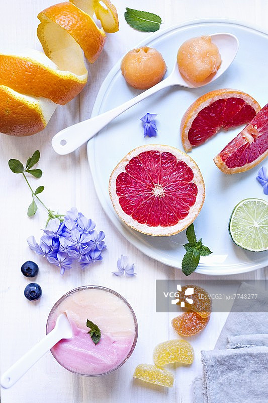 哈密瓜冰淇淋和草莓冰淇淋图片素材