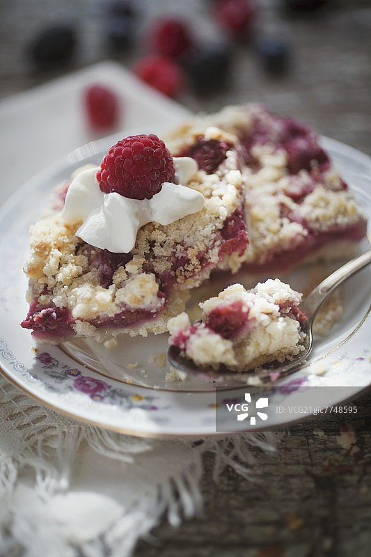 覆盆子酥皮蛋糕图片素材