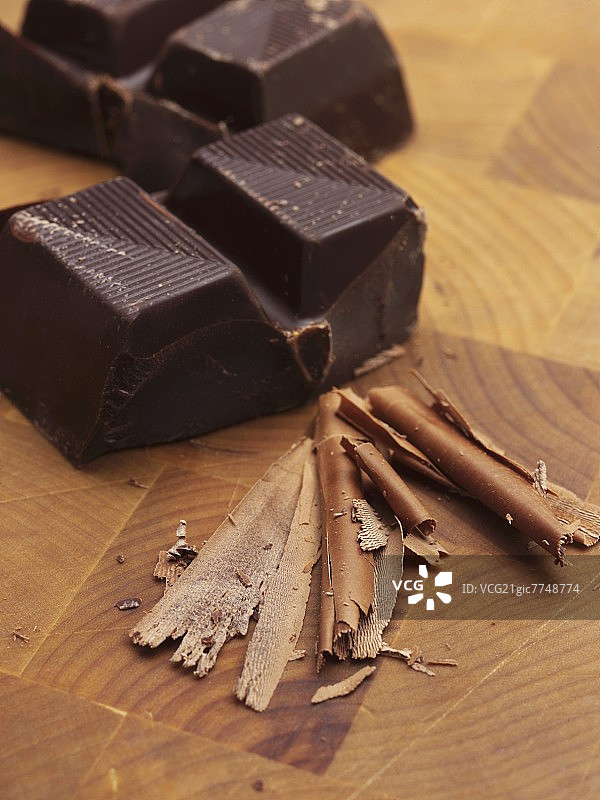 苦甜巧克力和巧克力碎屑图片素材