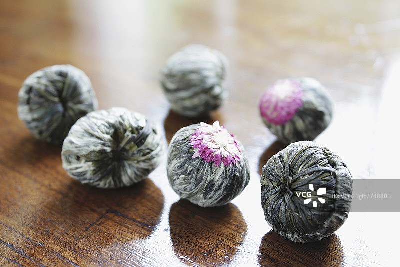 木桌上的茶砖图片素材