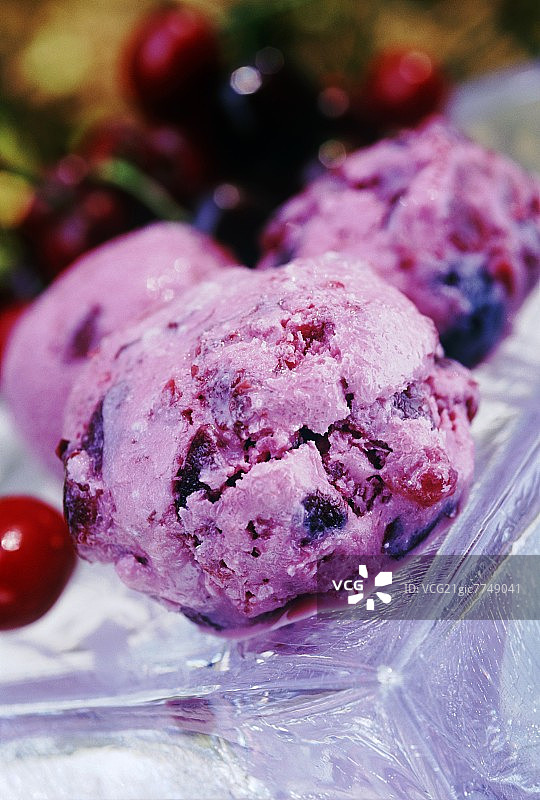 樱桃冰淇淋球图片素材