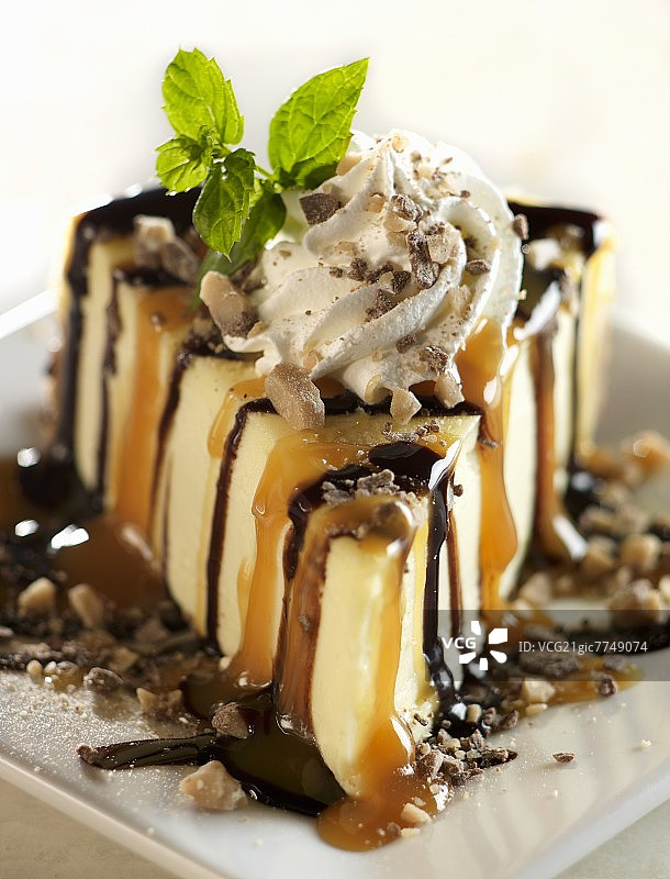 太妃糖焦糖巧克力芝士蛋糕切片图片素材