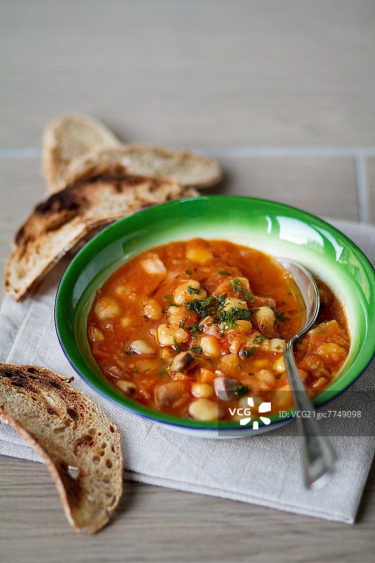 豆类鹰嘴豆炖菜配烤面包图片素材