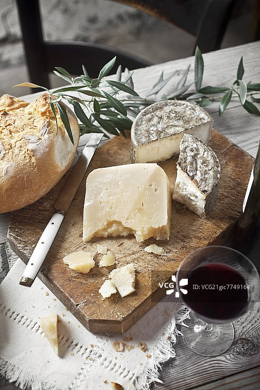 曼彻格奶酪和山羊奶酪配面包和红酒图片素材