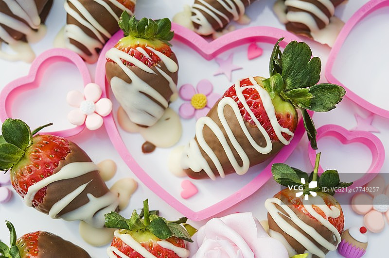 粉色爱心巧克力草莓和糖花图片素材
