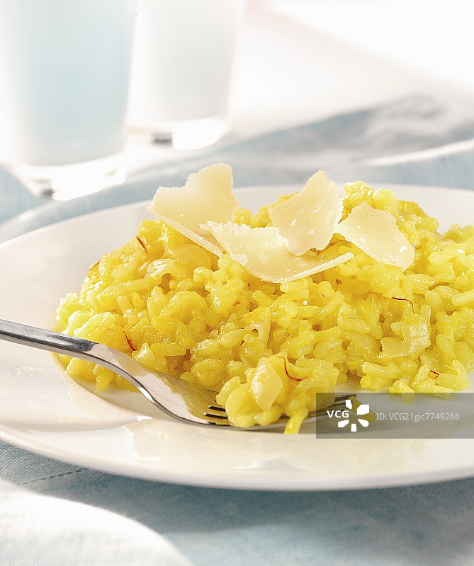 藏红花帕尔马干酪烩饭图片素材