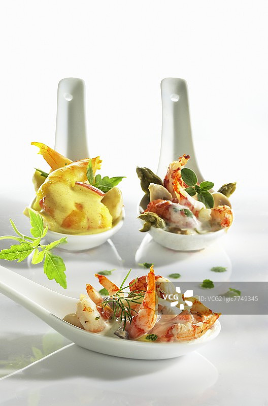 品尝勺上的什锦鲜虾鸡尾酒图片素材