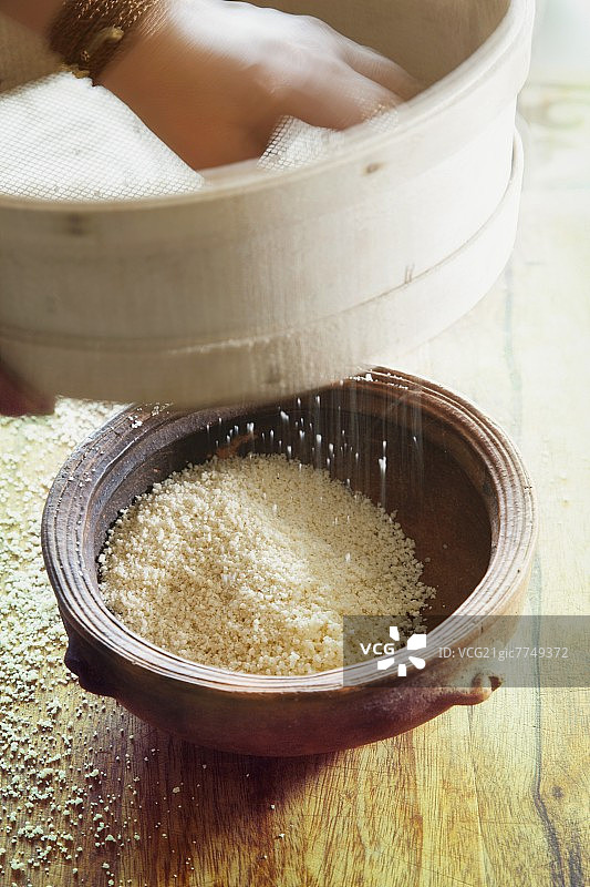 过筛中的古斯米图片素材