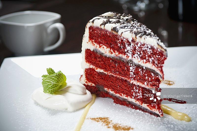一块分层红色天鹅绒蛋糕图片素材