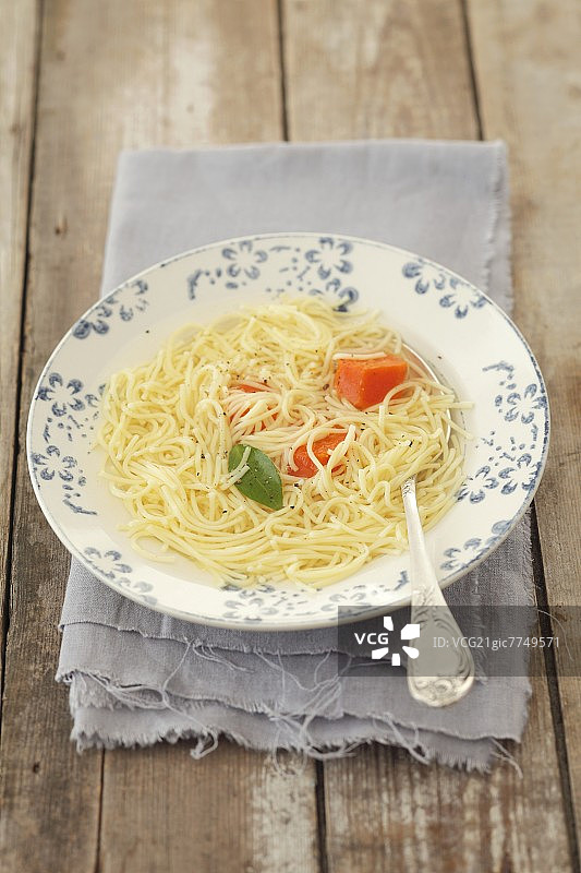 鸡肉面条汤图片素材