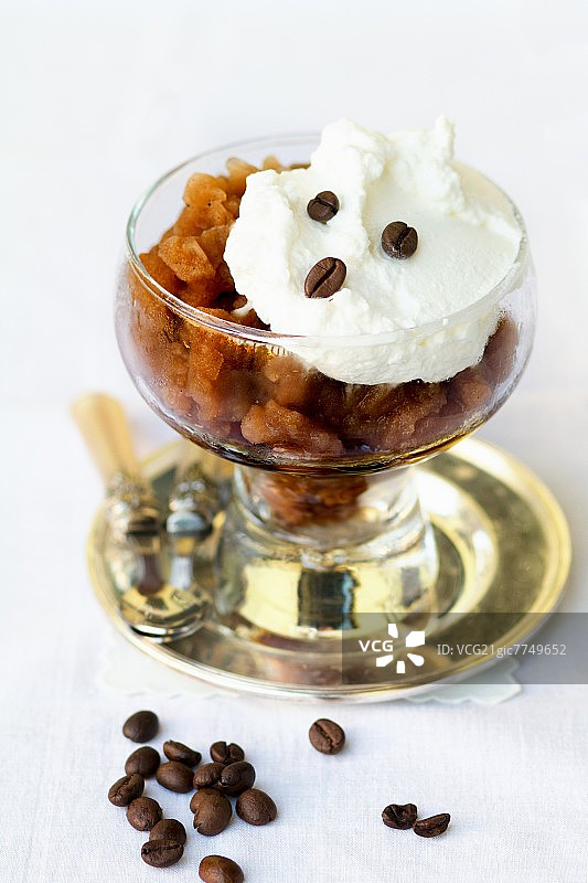 咖啡冰沙配奶油和咖啡豆图片素材