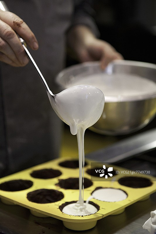 面糊倒入松饼罐中图片素材