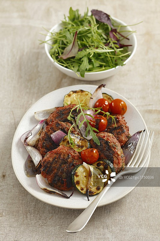 搭配烤蔬菜的牛肉汉堡图片素材