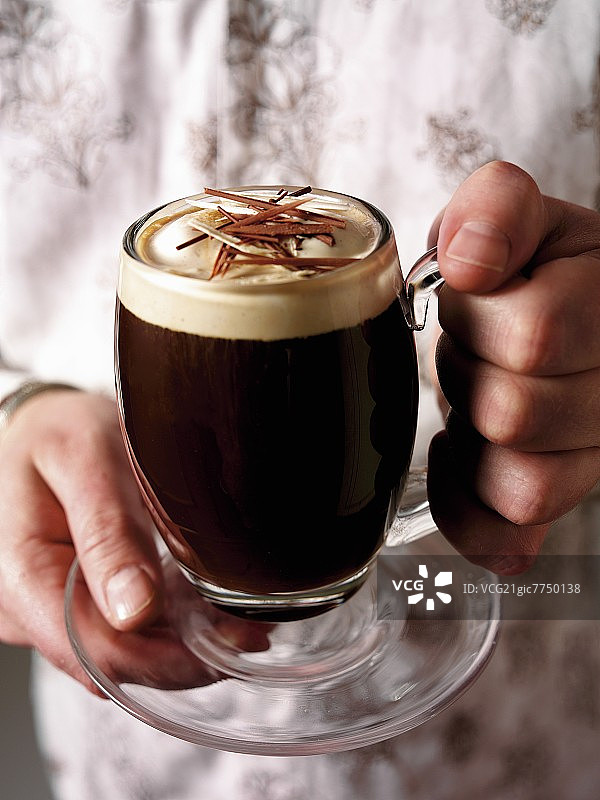 手拿一杯爱尔兰咖啡图片素材