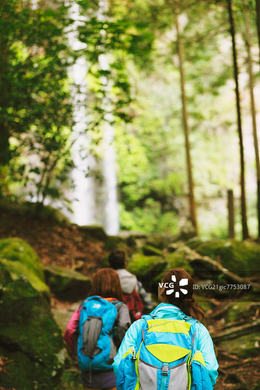 在山里的女孩们图片素材