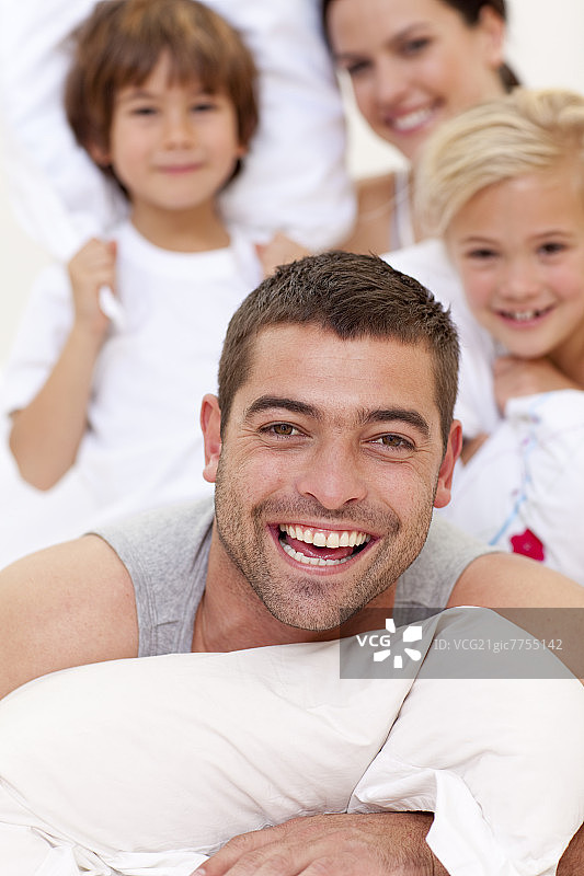 快乐的枕头大战图片素材