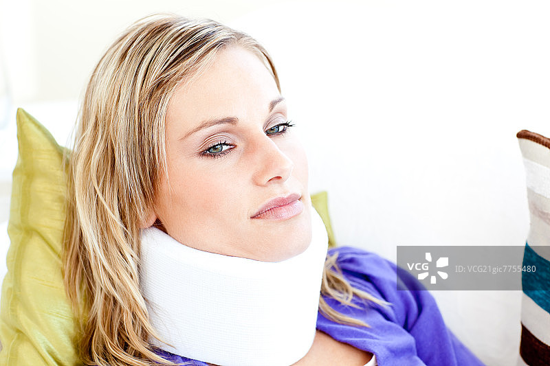 颈部受伤的女子躺在沙发上图片素材