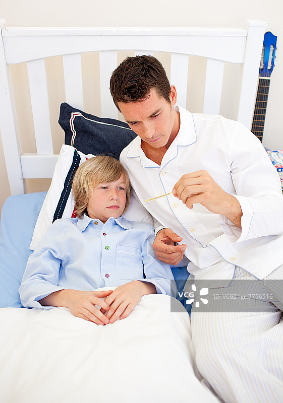 有魅力的父亲照看儿子图片素材