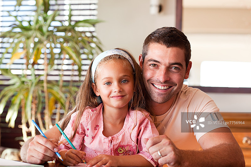 自豪的父亲和女儿对着镜头微笑图片素材