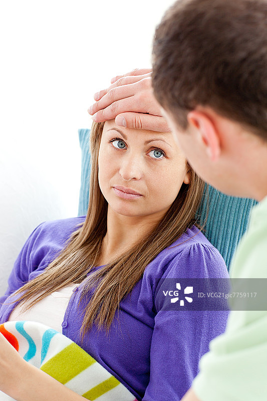 生病的女人和男友坐在沙发上图片素材