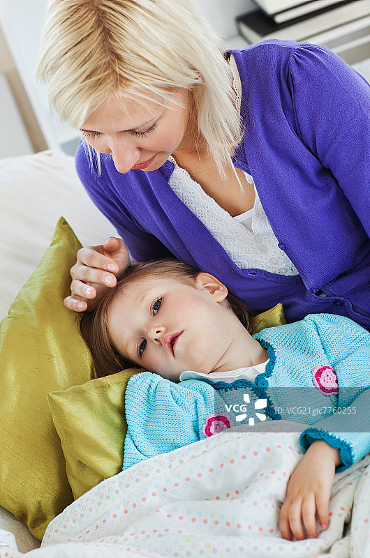 生病的小孩躺在客厅的沙发上图片素材
