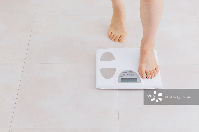 体重秤上的女人图片素材