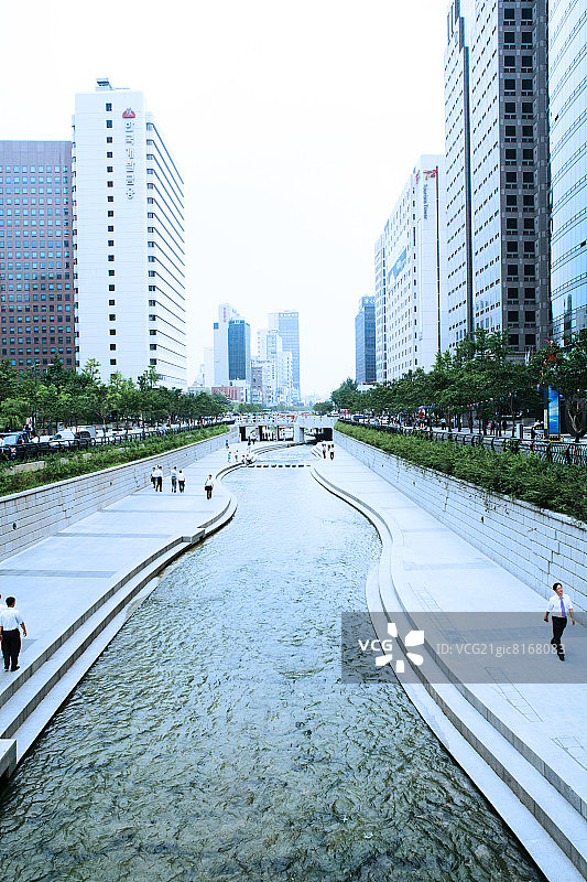 清溪川溪流景观及人行道上的行人图片素材