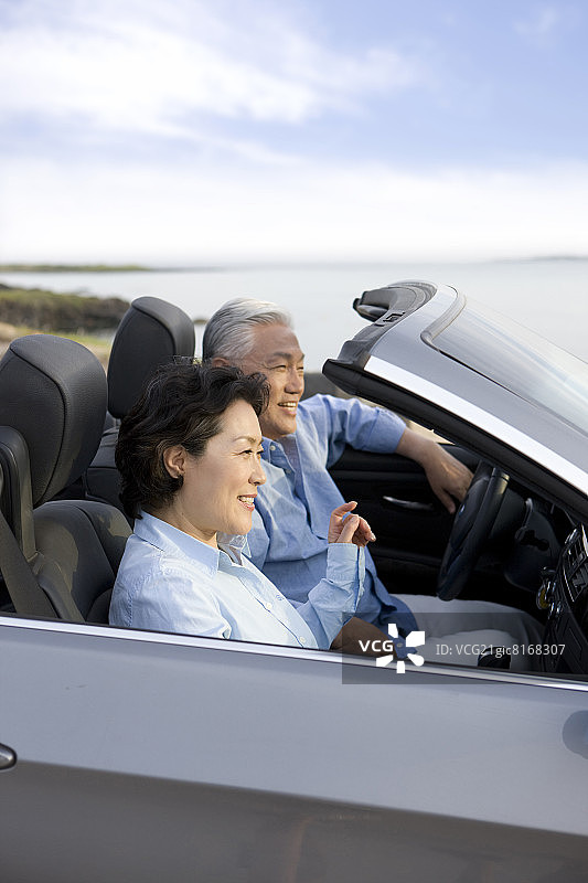 老年夫妇坐在敞篷车里图片素材