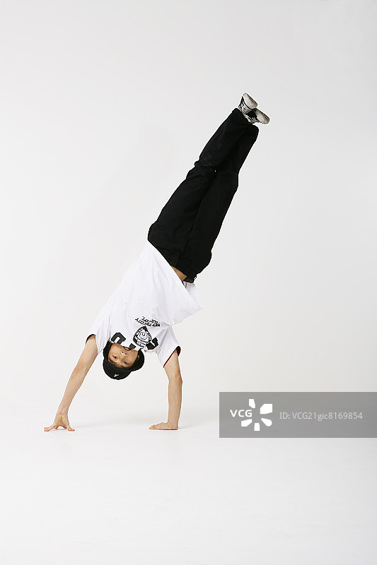 跳霹雳舞的年轻男子图片素材