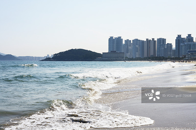 海浪拍打城市海滩图片素材