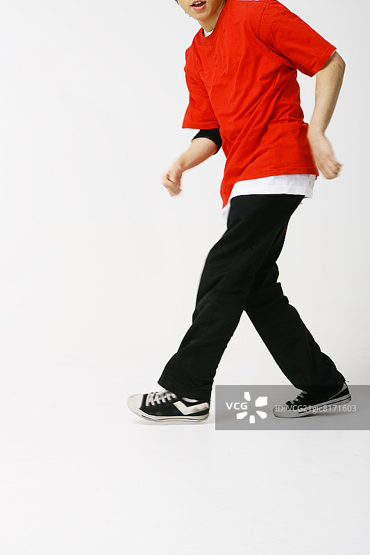 跳霹雳舞的年轻男子图片素材