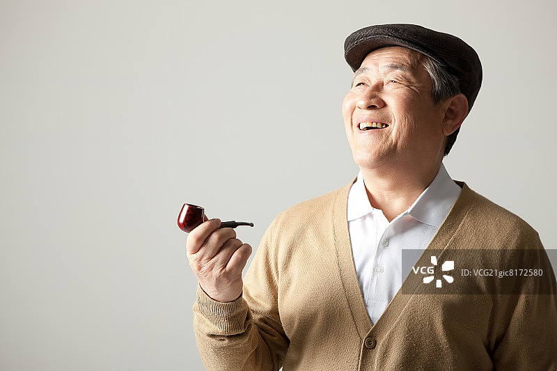 抽烟斗的70-79岁老人图片素材