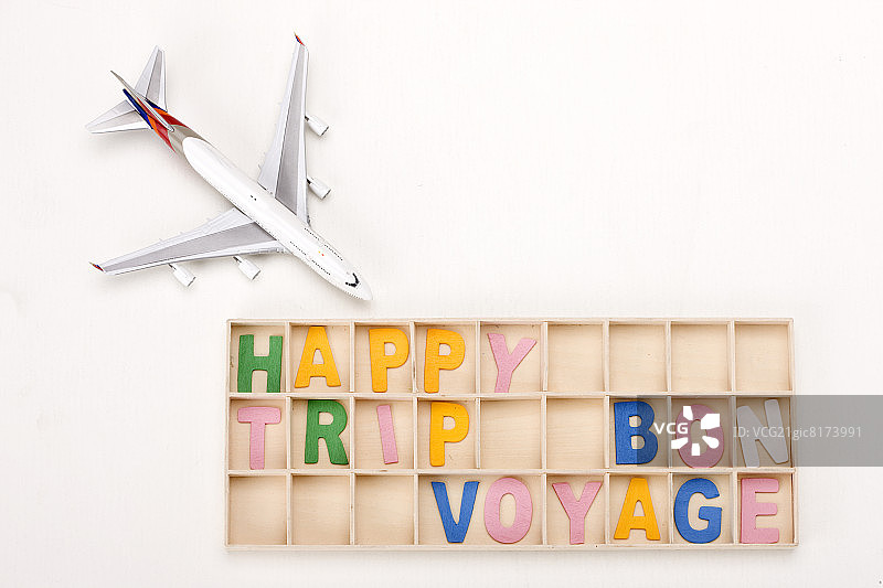 带有“旅途愉快”字样的模型飞机图片素材
