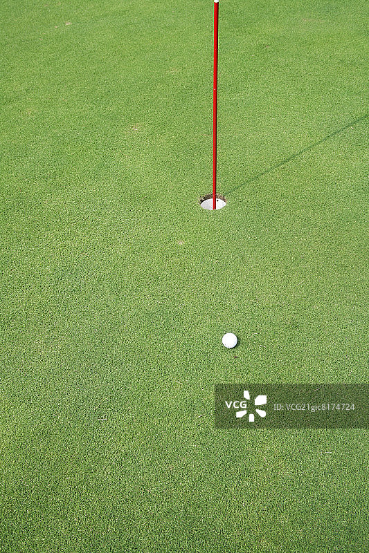 高尔夫球场附近的高尔夫球高角度景观图片素材