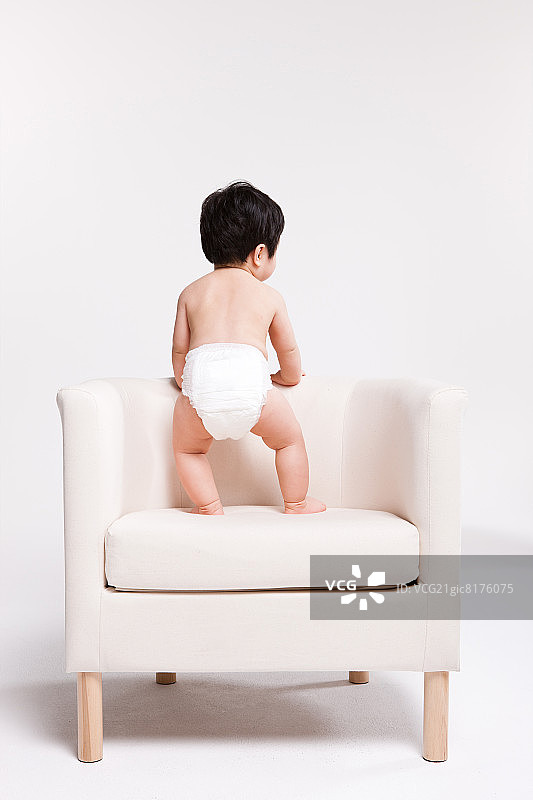 坐在椅子上的婴儿图片素材