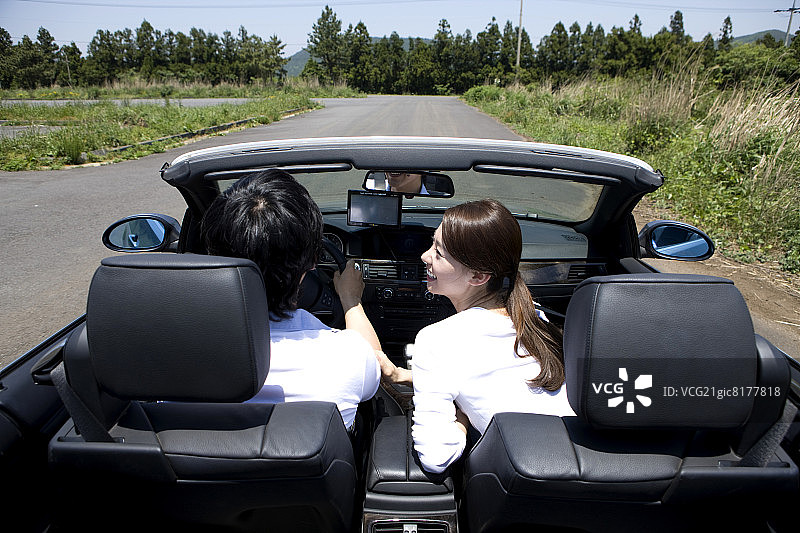 情侣驾驶敞篷车图片素材